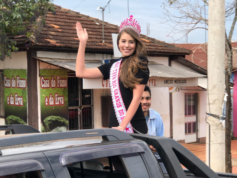 MISS TEEN ANA JULIA GUNZEL VISITA O GABINETE DO PREFEITO
